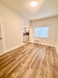 Building Photo - Quaint Studio in Glendale - All Utilities ...