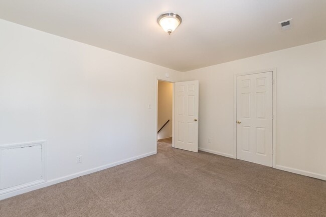 Building Photo - Two Bedroom Home!