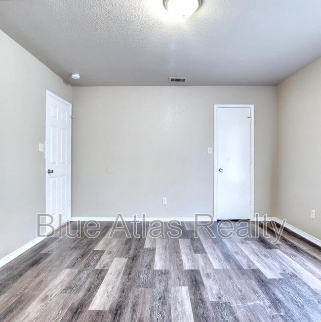 Building Photo - 402 Kings Way Dr