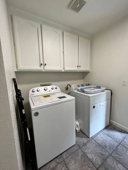 Building Photo - 3685 Fairway Dr