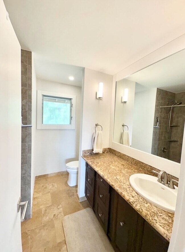 Building Photo - 3 Bedroom, 2 Bathroom Townhouse with a Lak...