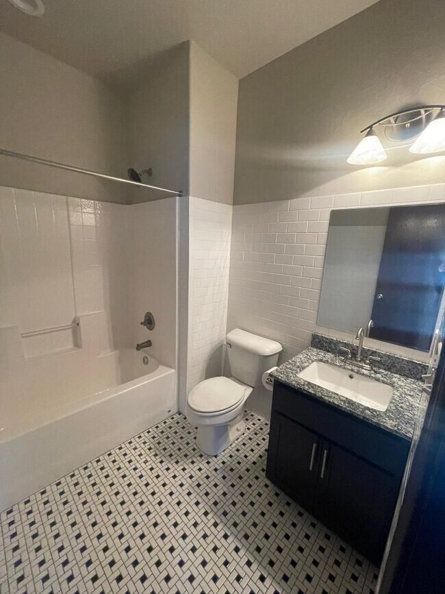 Building Photo - 2 Bed / 2 Bath Apartment with 3-Car Garage – Central Norman – Available Now!