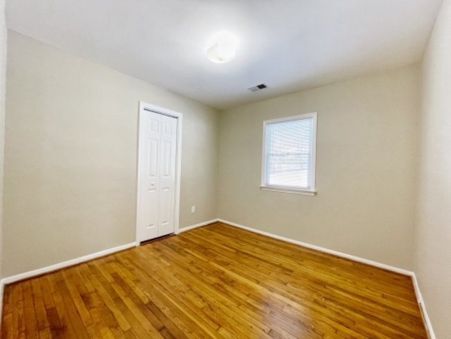 Building Photo - 120 Tulip Dr