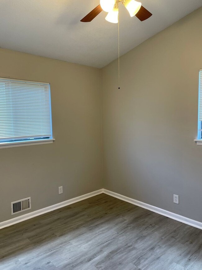 Building Photo - Adorable 3 Bed/ 1.5 Bath Home! Available Now!