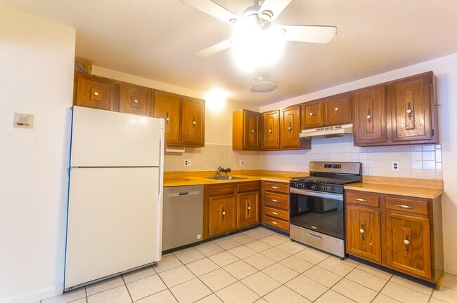 Building Photo - 23 Country Club Dr