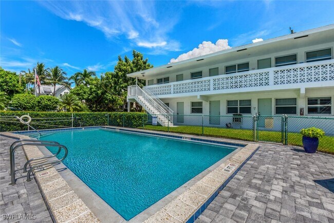 Building Photo - 546 4th Ave S