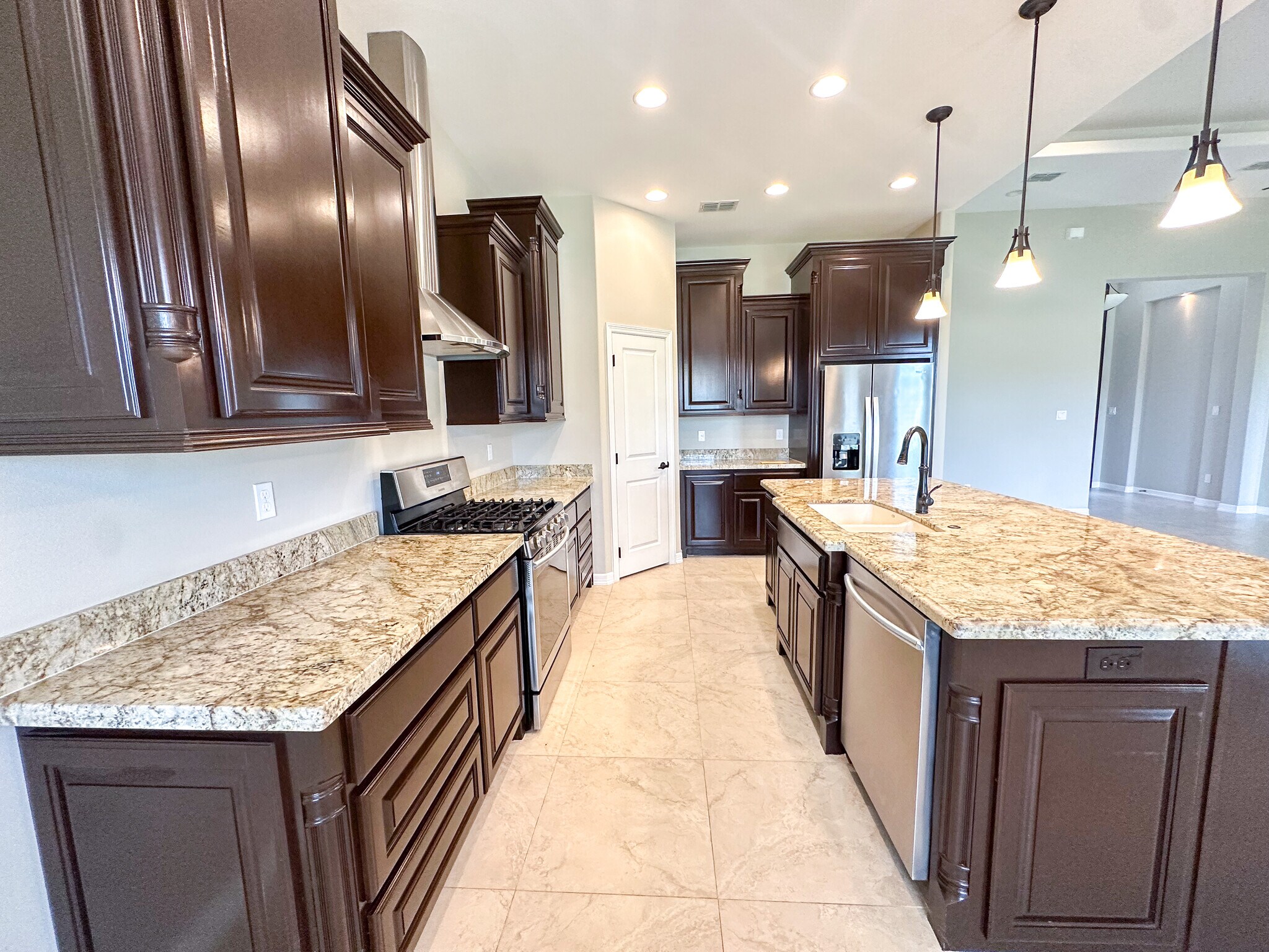 Building Photo - 814 Knotty Pine Ln