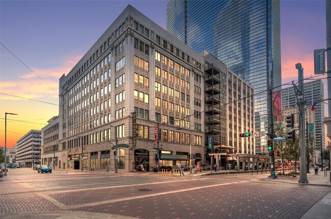 Building Photo - 705 Main St