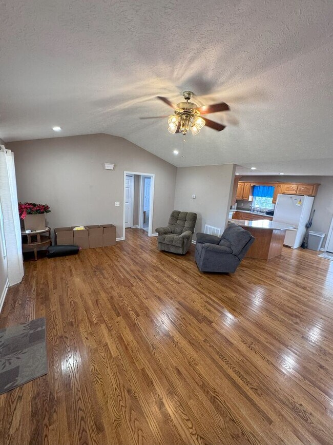 Building Photo - Single Level Home with a Great yard