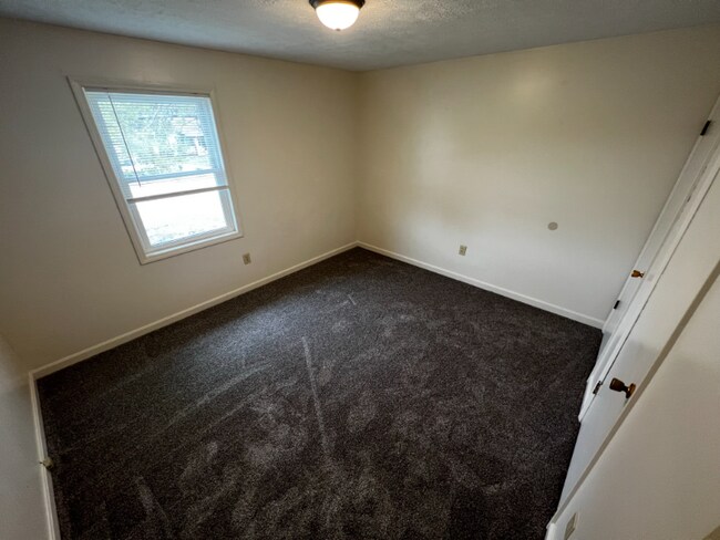 Building Photo - 15370 Greenway Rd