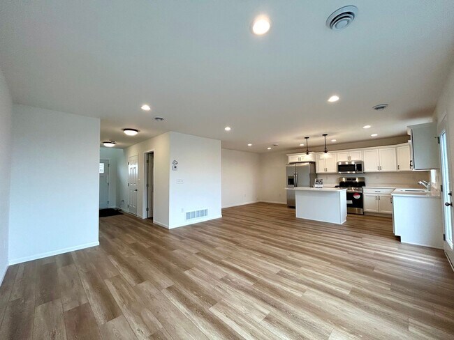 Building Photo - Spacious & Stylish 3-Bed Home with Modern Finishes and Attached 2-Stall Garage