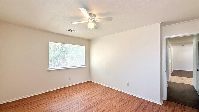 Building Photo - 10105 Oak Hollow Dr