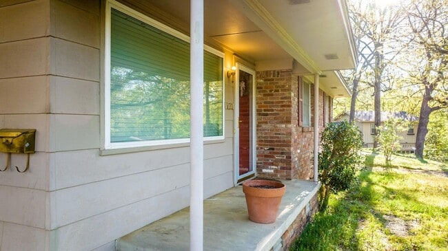 Building Photo - 9720 Brooks Ln