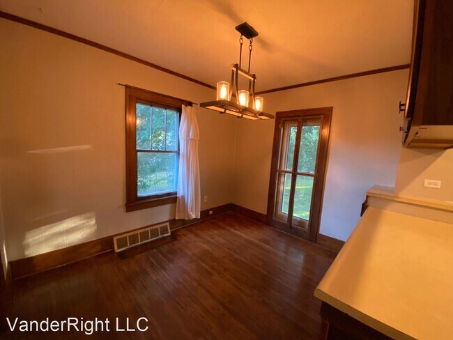 Building Photo - 3 br, 1.5 bath House - 2107 S Grange Ave