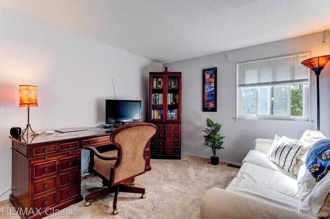 Building Photo - 24323 Pinecrest St