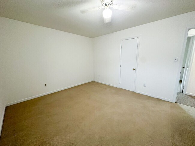 Building Photo - Move-In Ready on Large Corner Lot!