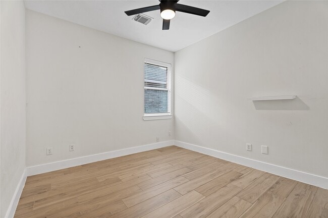 Building Photo - 23742 River Pl Dr