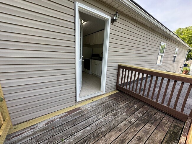 Building Photo - Stunning Original Hardwoods & Seamless Single-Level Living in Oak Ridge!