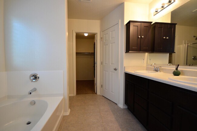 Building Photo - 995 S Cheshire Ln