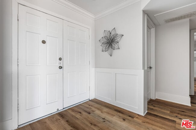 Building Photo - 5215 Balboa Blvd