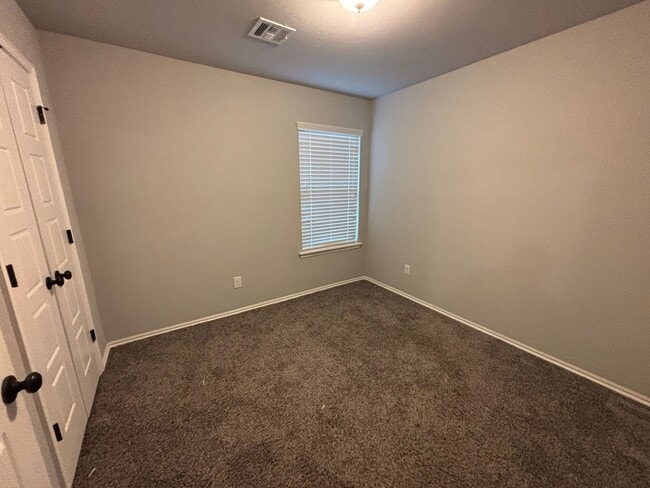 Building Photo - Check out this beautiful home!