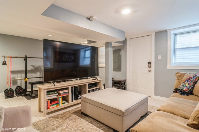 Building Photo - 4024 N Maplewood Ave