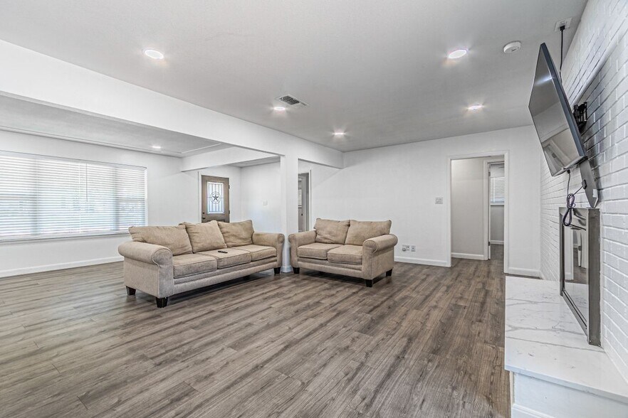 Building Photo - 1805 W Cedar Elm Dr