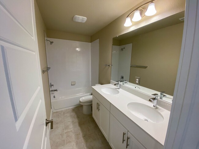 Building Photo - Stunning 4-Bedroom Duplex in Desirable Alp...