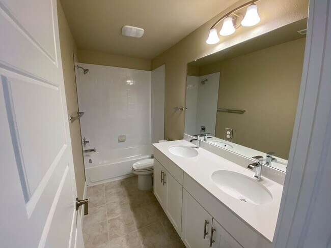 Building Photo - Stunning 4-Bedroom Duplex in Desirable Alpine Vista Neighborhood