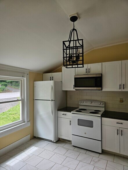 Kitchen - 207 Mountain Rd