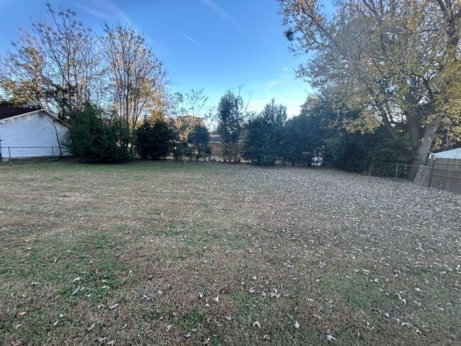 Building Photo - 1914 W Oakland Ave