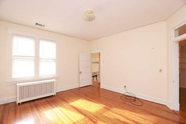 Building Photo - -- AVAILABLE 05/26/2026 -- MUSEUM DISTRICT CHARMER! 2 CAR GARAGE