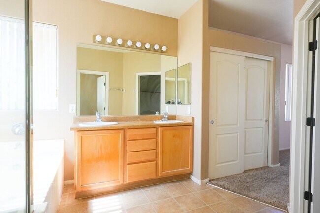 Building Photo - 3 Bed / 2.5 Bath Townhome with Loft, 2 Car Garage & Spacious Backyard – Southern Highlands