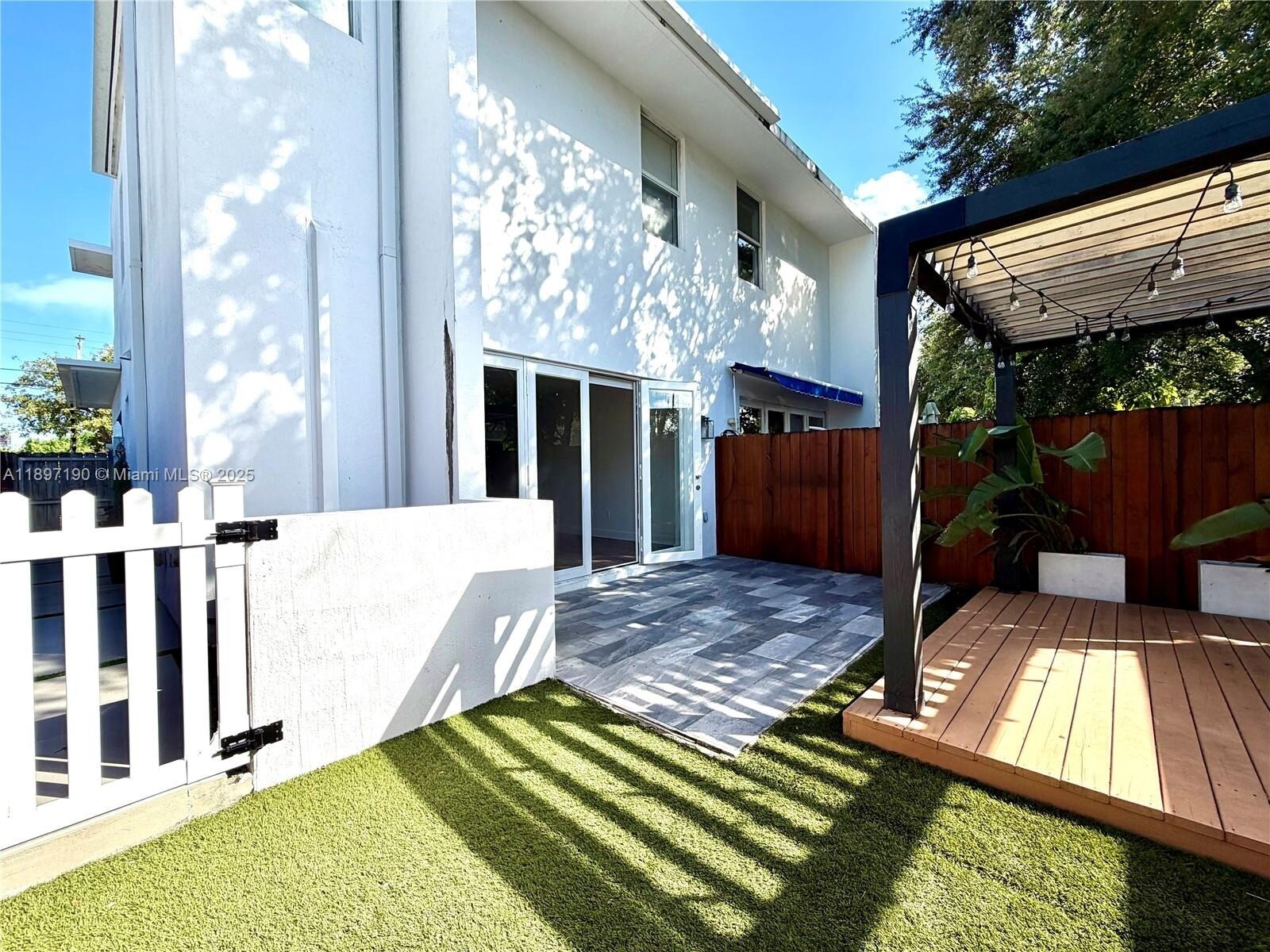 Building Photo - 918 NW 23rd Ct