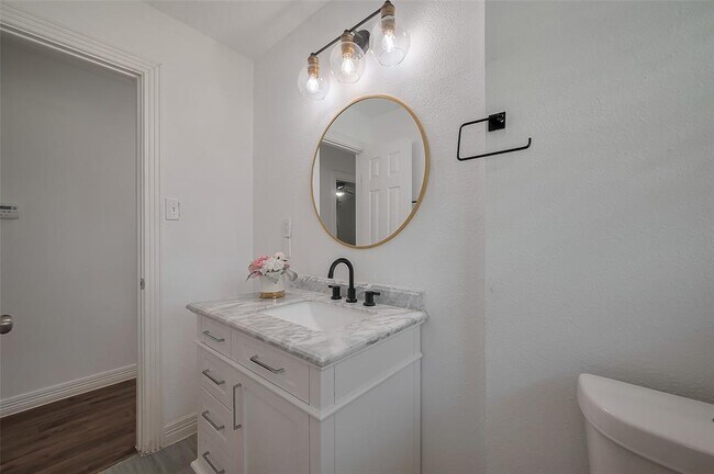 Building Photo - 8057 Ridgeview Dr