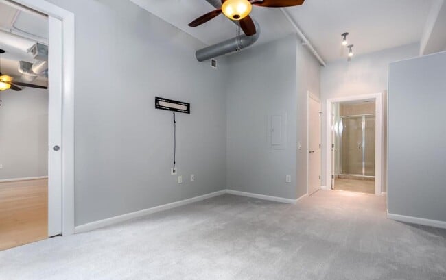 Building Photo - Great 3rd Floor 2BR/2BA Condo (with Parkin...