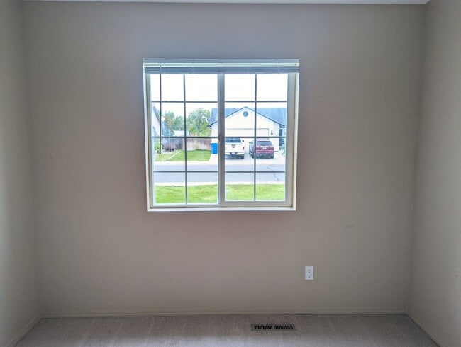 Building Photo - Spacious 4 bedroom home