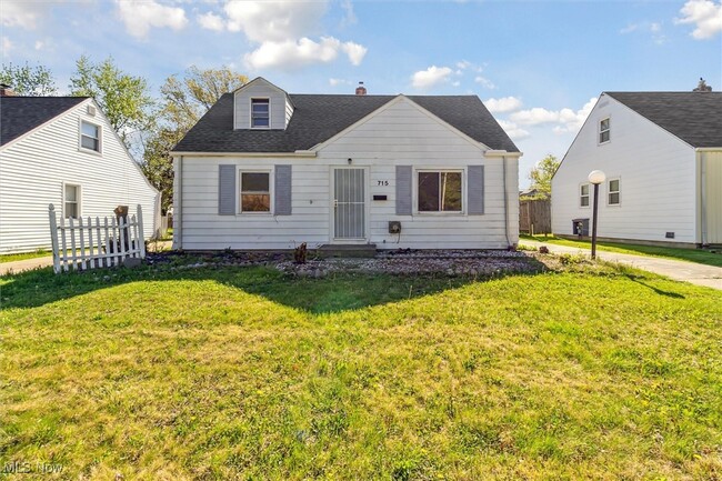 Primary Photo - 715 E 258th St