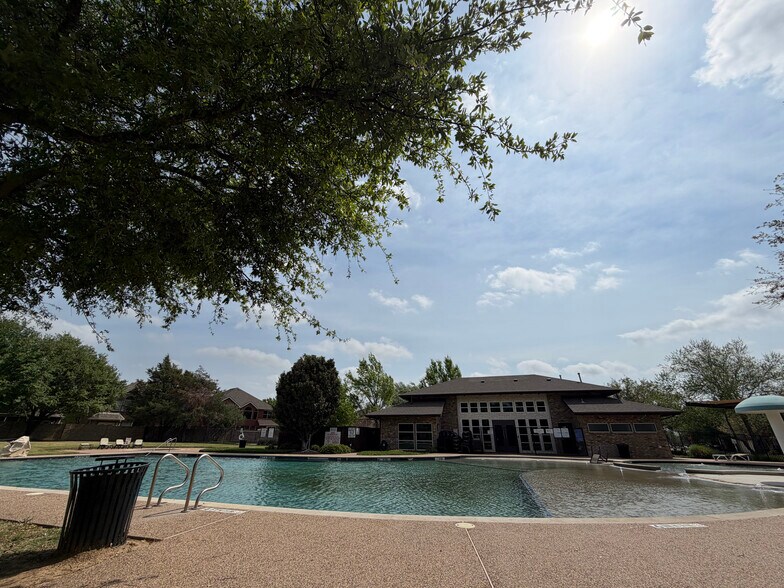 Building Photo - 2700 Thorncreek Ln