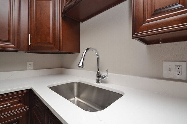 Building Photo - 1/1 Condo in Altamonte Springs ~ Gated Lak...