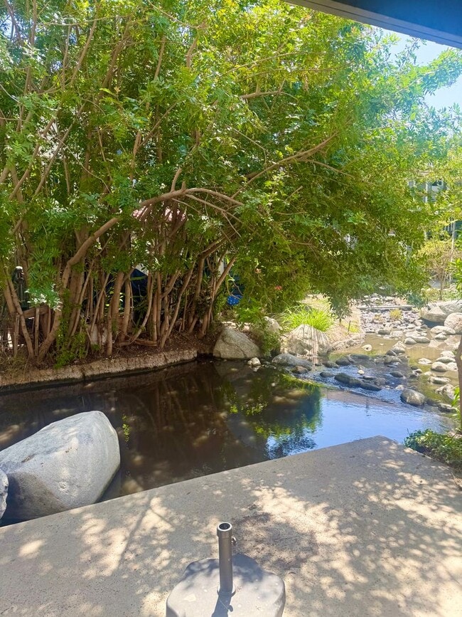 Building Photo - AWESOME 2 BEDROOM 2 BATH CONDO