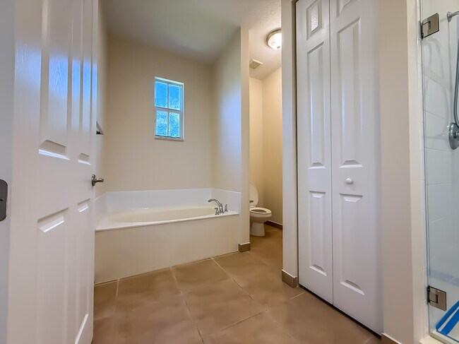 Building Photo - 6966 Julia Gardens Dr