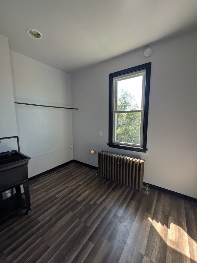 Building Photo - Newly Updated 3 bedroom in Carrick! Section 8 is considered