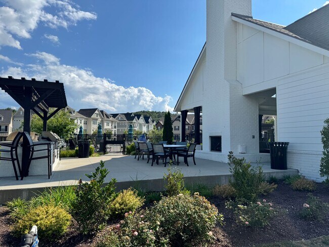 Building Photo - Beautiful End Unit Franklin Townhome