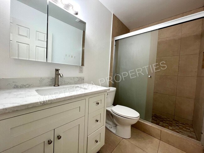 Building Photo - Large 3 Bedroom Townhome!