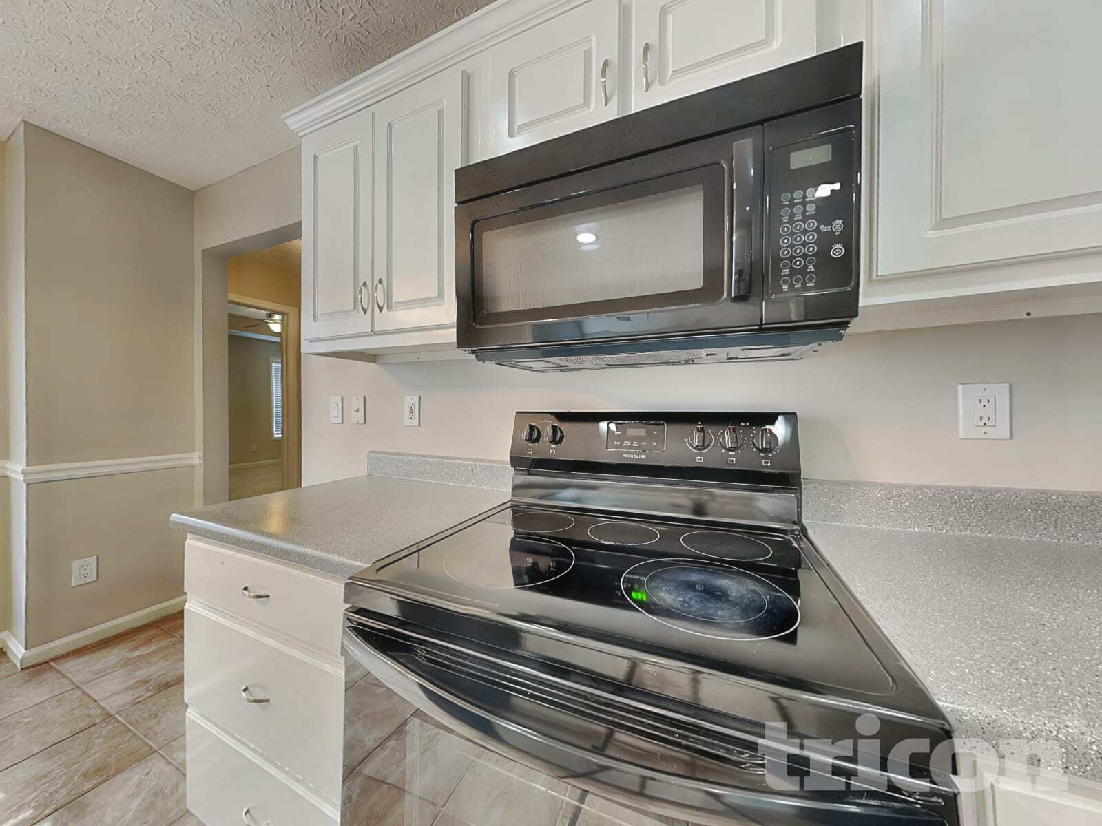 Building Photo - 2051 Meadowglen Ln