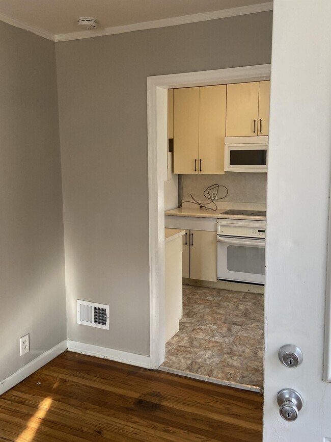 Building Photo - 6905 N 33rd St