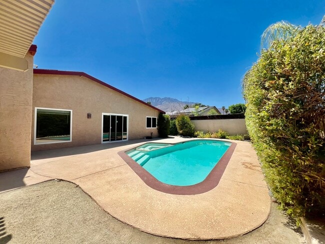 Building Photo - AVAILABLE NOW! 3 Bedroom 2 Bathroom POOL H...