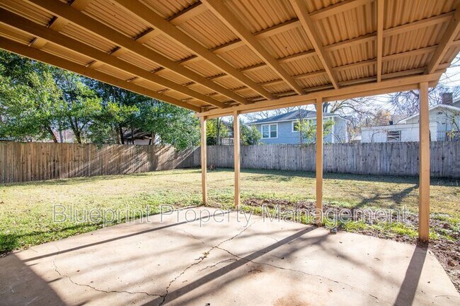 Building Photo - 513 10th Ave S