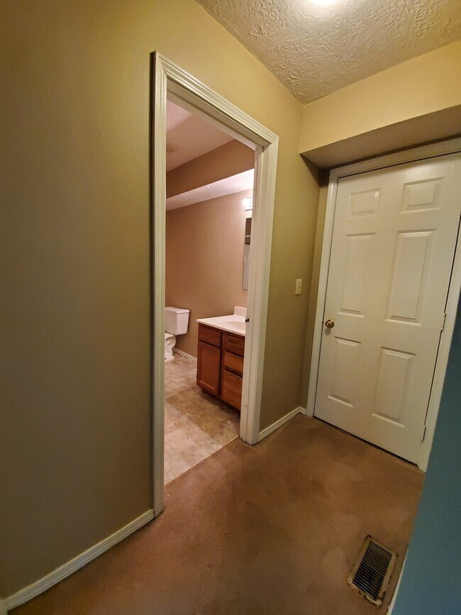 Building Photo - 4 Bedroom Available in July